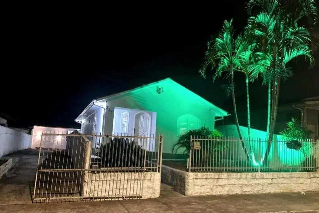 Linda E Ampla Casa Inteira Proxima Ao Centro De Criciumaアパートメント クリシウマ