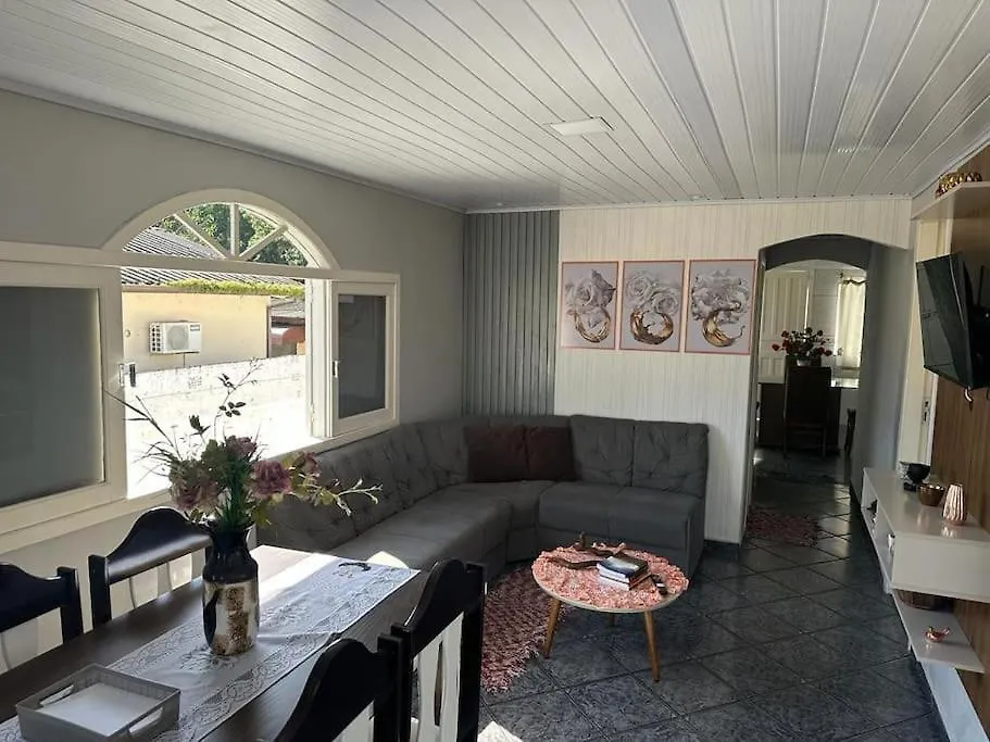 Linda E Ampla Casa Inteira Proxima Ao Centro De Criciumaアパートメント クリシウマ