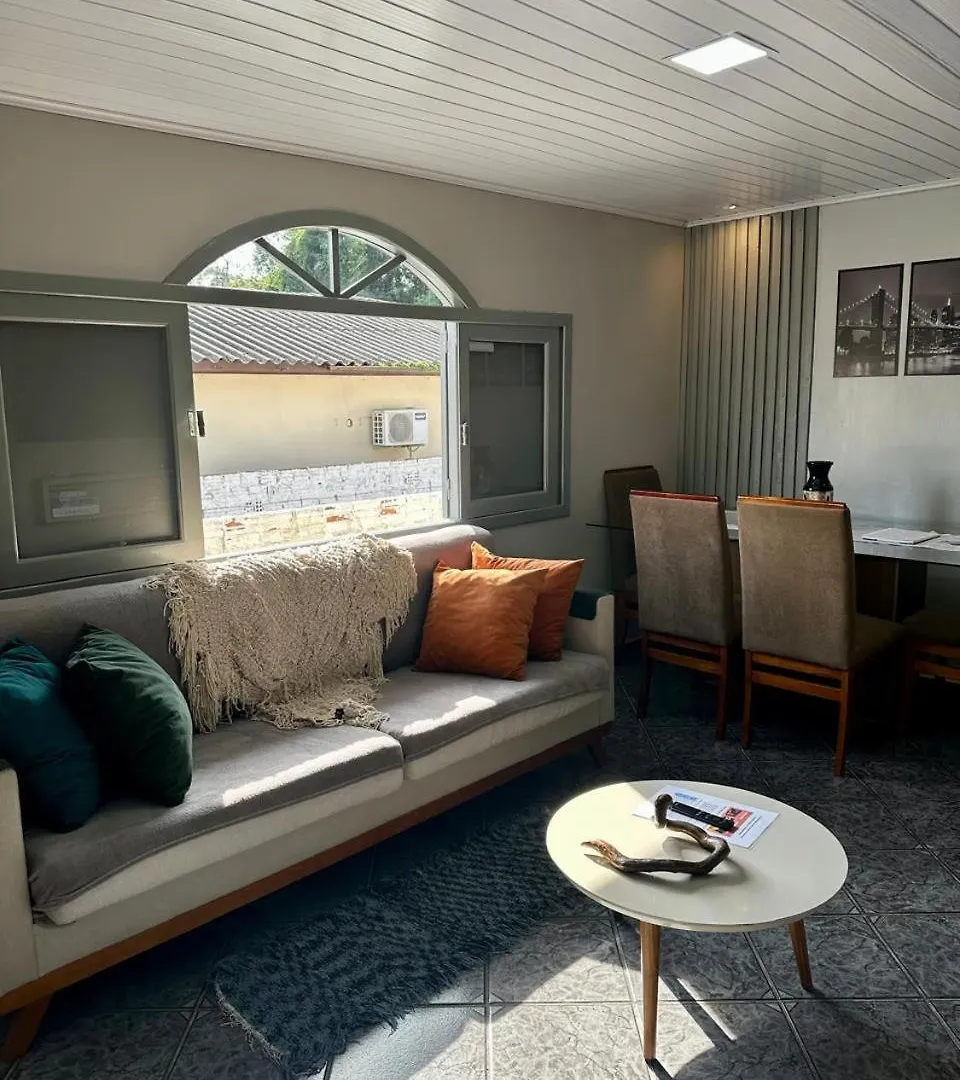 アパート Linda E Ampla Casa Inteira Proxima Ao Centro De Criciumaアパートメント