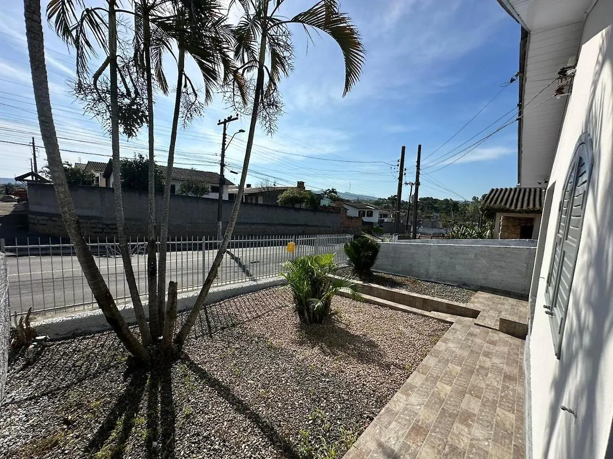 Linda E Ampla Casa Inteira Proxima Ao Centro De Criciumaアパートメント クリシウマ